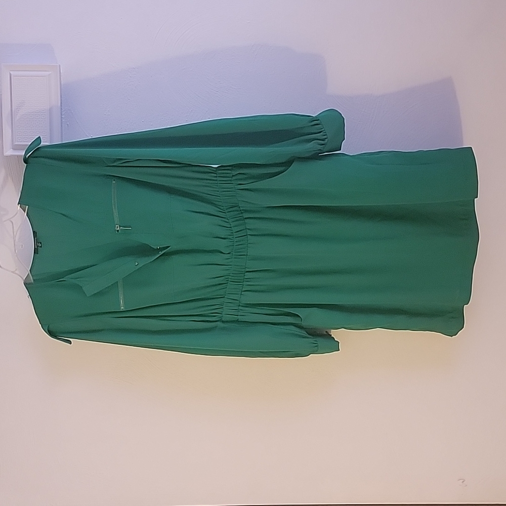GREEN DRESS WITH GOLD DETAIL
